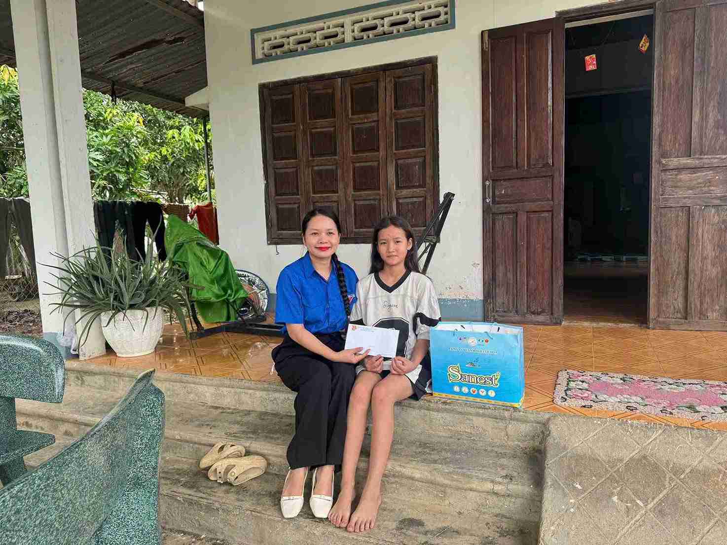 Functional agencies have organized visits and gifts for children in difficult circumstances. Photo: Kien Cuong