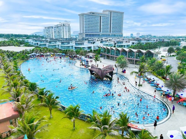 Hồ bơi vô cực 2.225m² - điểm nhấn trải nghiệm nổi bật, góp phần tạo nên nhịp sống nghỉ dưỡng sôi động tại The Maris Vũng Tàu. (Nguồn ảnh: TDG Group)