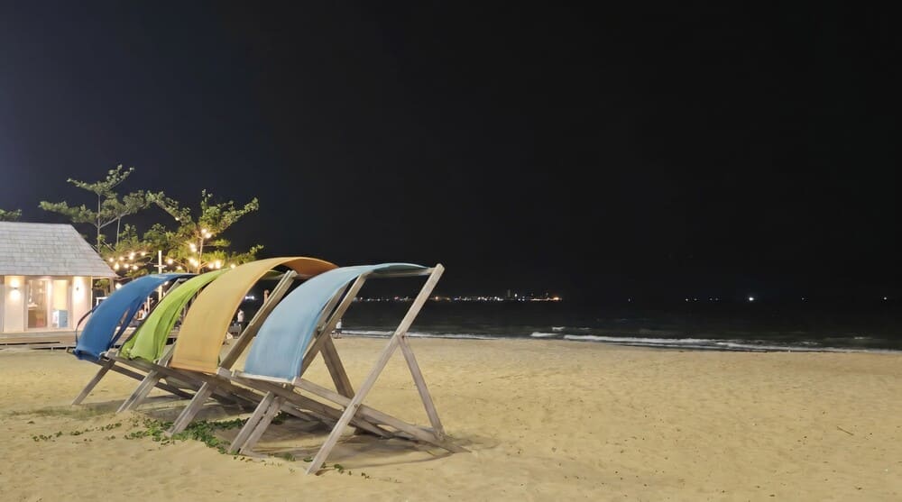 Strolling on the beach is one of the secrets to effectively relieving stress. Photo: Tuan Dat