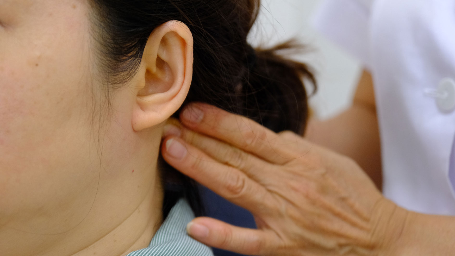 Upper neck and shoulder pain increases in hot weather, doctors warn of wrong cooling habits. Photo: My Ly