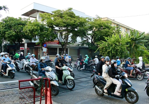 Giao thông đông đúc tại khu vực đường ray vào giờ cao điểm. Ảnh: Ngọc Bích 