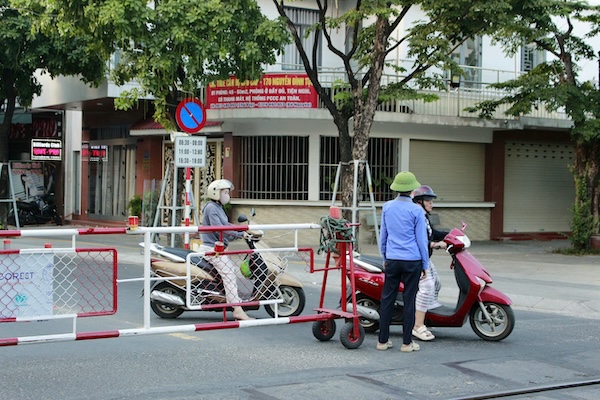 Người dân cố vượt qua điểm giao cắt khi tín hiệu cảnh báo đã bật. Ảnh: Ngọc Bích 