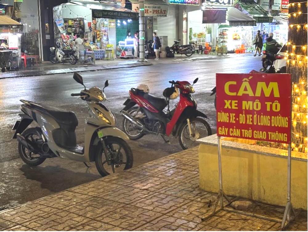 Biển cấm đỗ xe dưới lòng đường được đặt tại khu vực phố đi bộ Bến Ninh Kiều. Ảnh: Kim Phượng