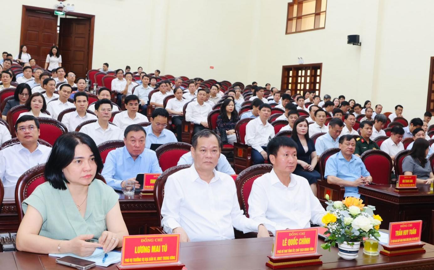 Delegates attending the preliminary conference on 1 year of operating the apparatus of the political system and the 2-level local government model in Ninh Binh. Photo: Dieu Anh
