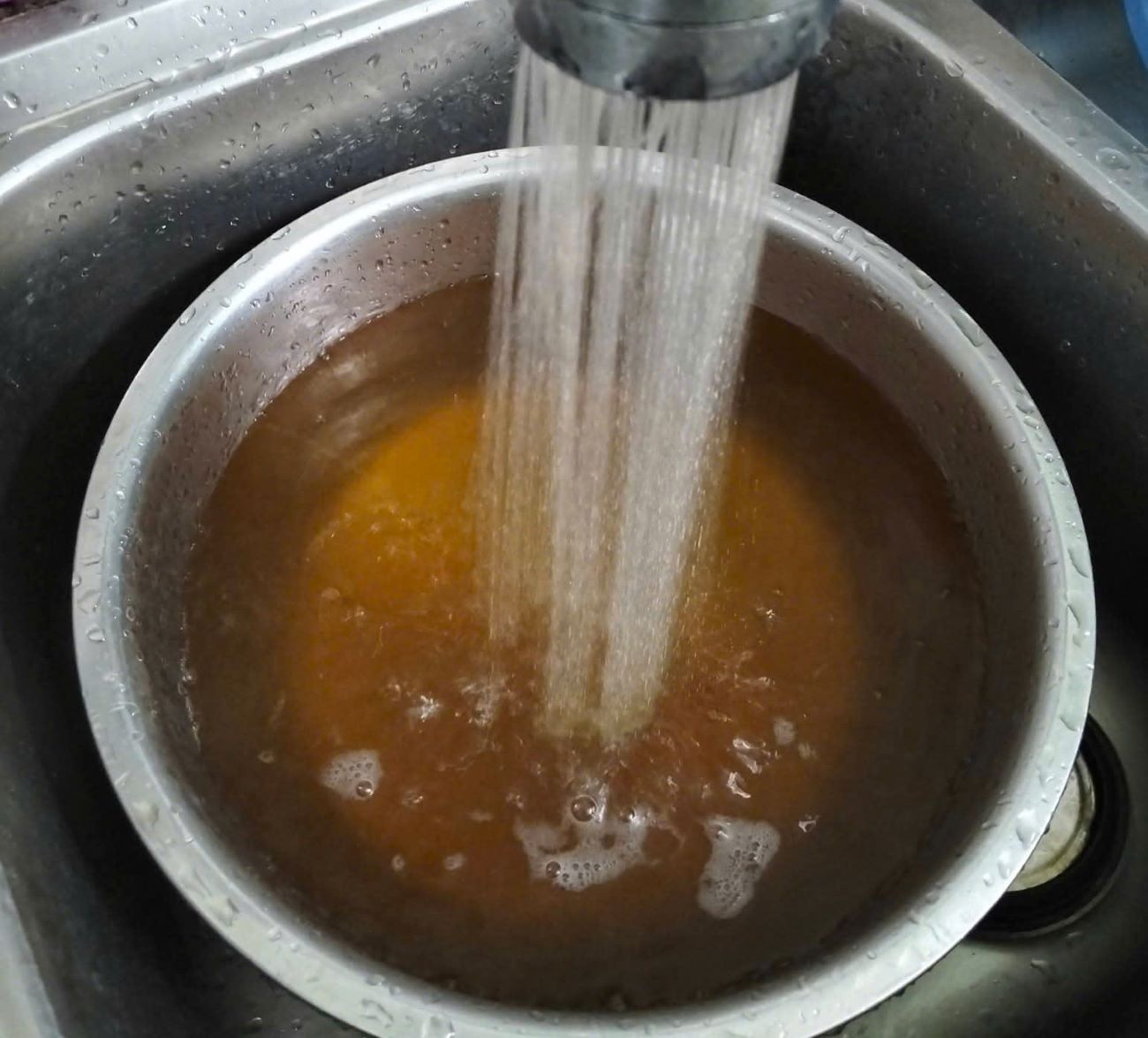 Domestic water in Ba Don ward appears to be dark brown, abnormally cloudy yellow, causing people to worry. Photo: Hoang Xuan