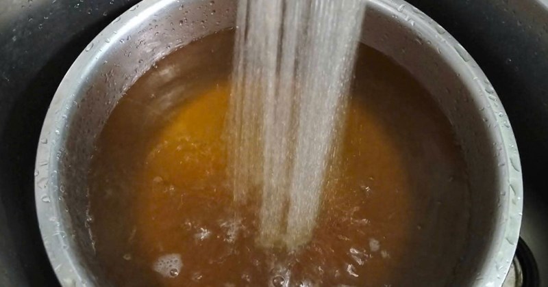 Nước sinh hoạt đổi màu bất thường, người dân lo lắng
