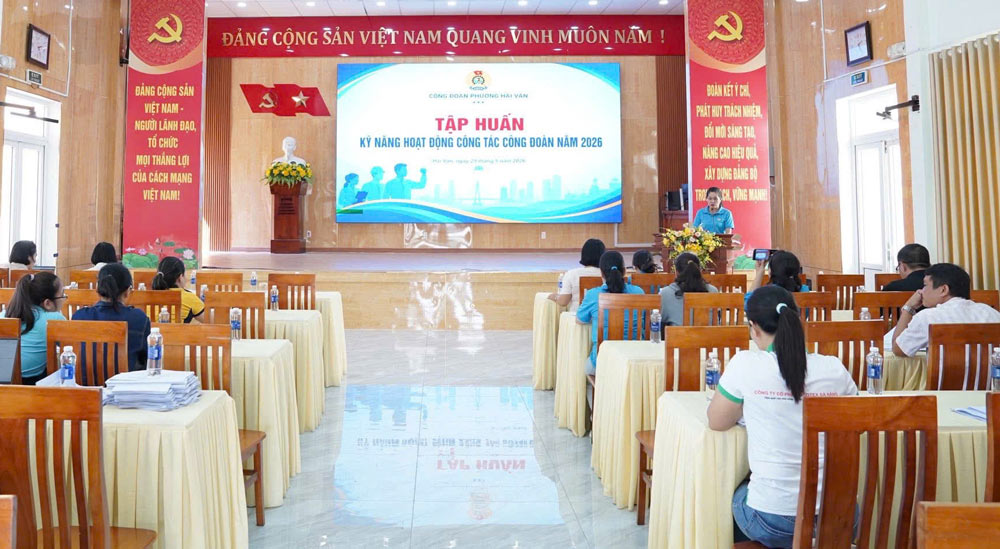 Hai Van Ward Trade Union organizes a training conference on negotiation, signing of collective labor agreements and guiding some contents on trade union financial work. Photo: Hai Van Trade Union