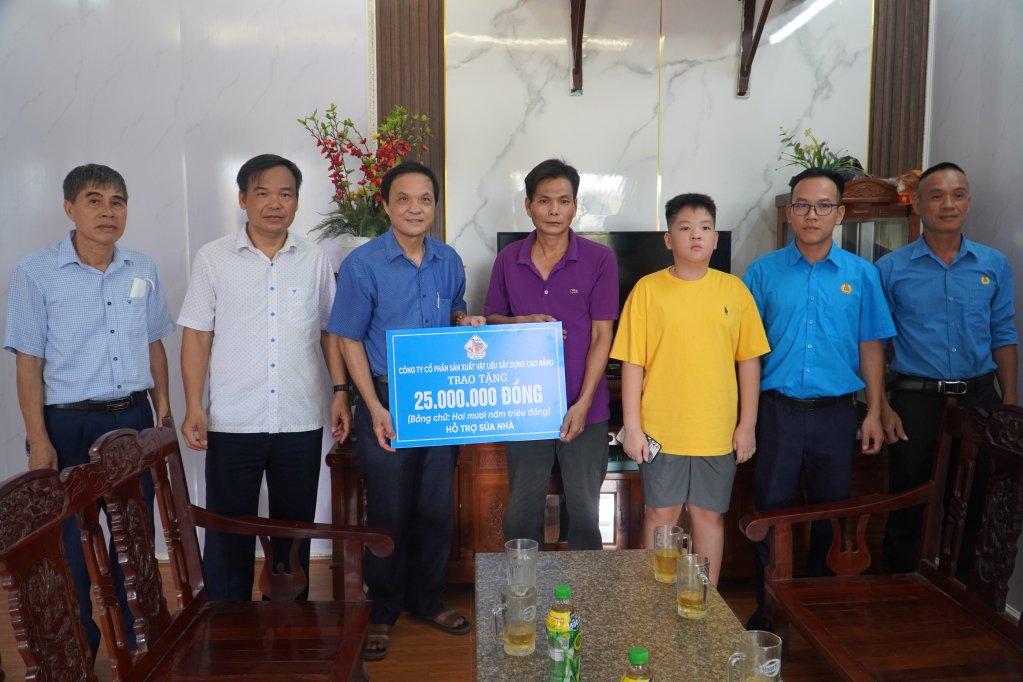Cao Bang Construction Materials Joint Stock Company provides funding to support housing repair for Mr. Truong Van Bau's family. Photo: Dam Kieu