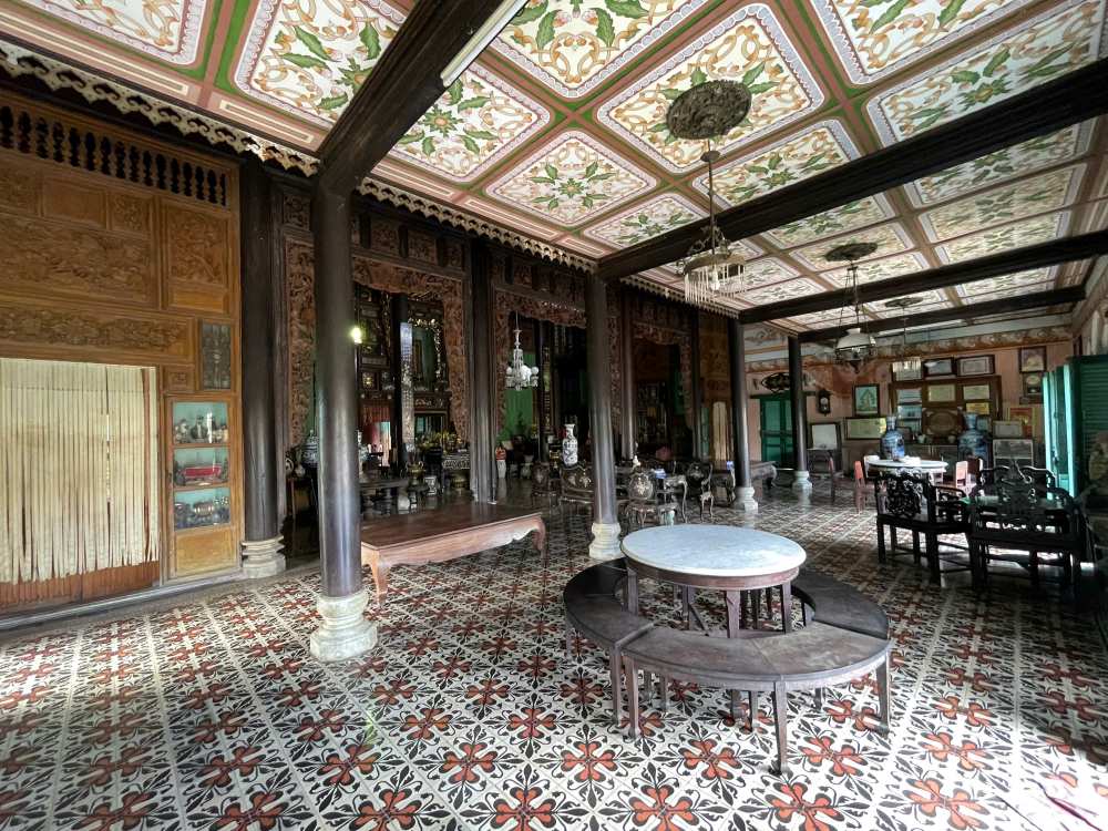 Không gian bên trong của Nhà cổ Bình Thủy. Ảnh: Khánh Linh.