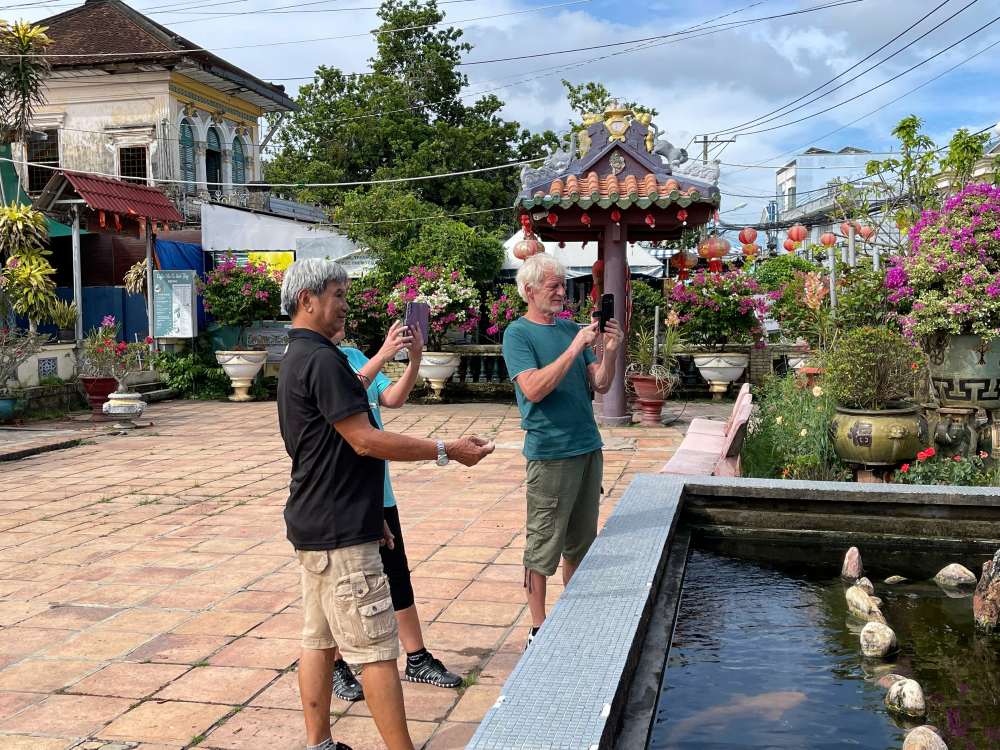 Không chỉ thu hút du khách trong nước mà hà cổ Bình Thủy (TP Cần Thơ) còn được du khách nước ngoài đến tham quan, tìm hiểu. Ảnh: Khánh Linh.
