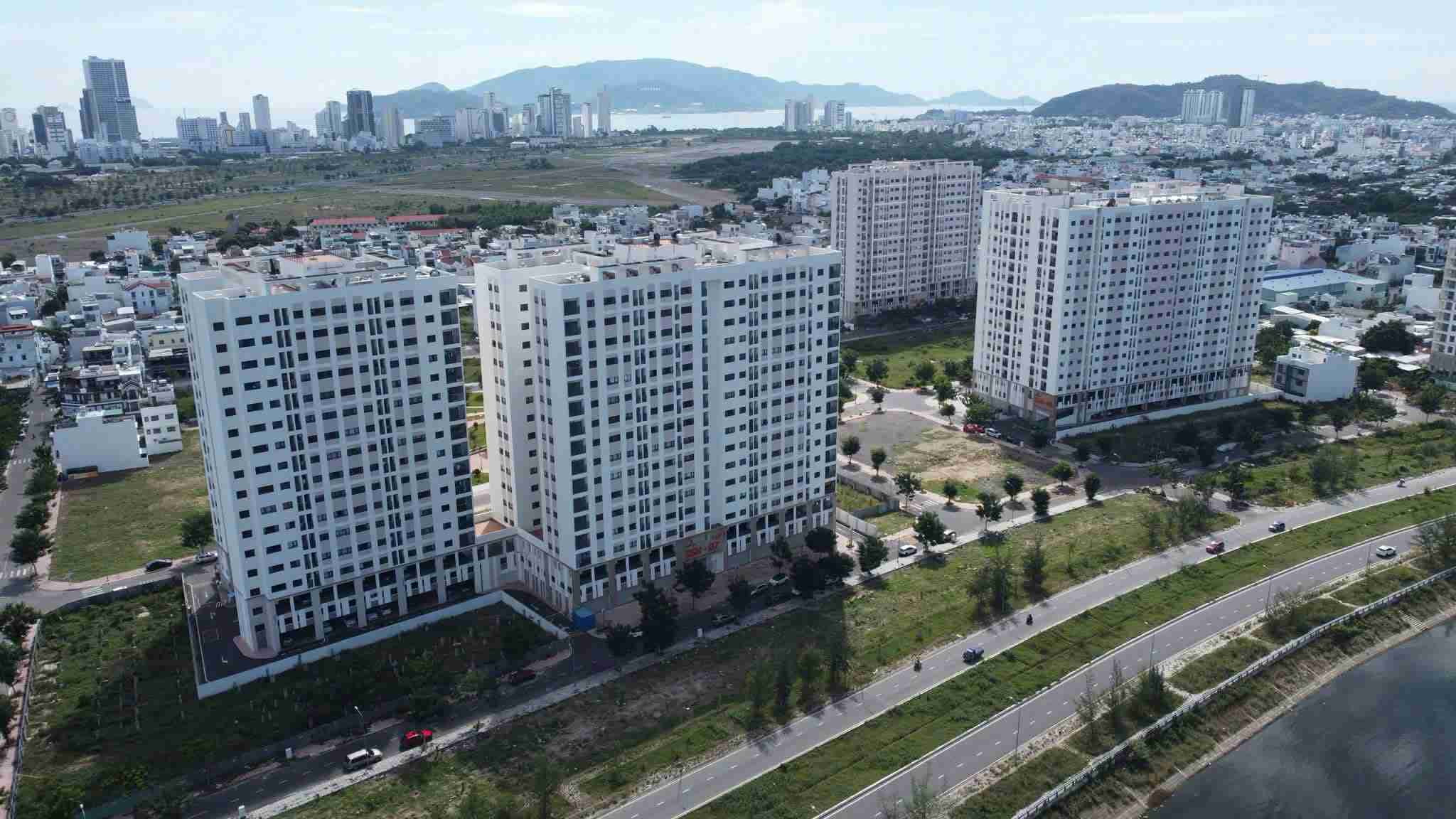 Functional agencies in Khanh Hoa will inspect 11 social housing projects monthly. Photo: Huu Long