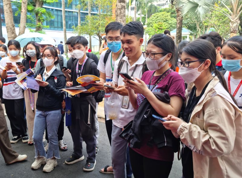 Students studying at college and university levels with commitments to work at nuclear power plants after graduation are exempt from tuition fees; are allowed to stay in free dormitories; are provided with monthly living expenses equal to 2.0 times the base salary. Photo: Nam Duong