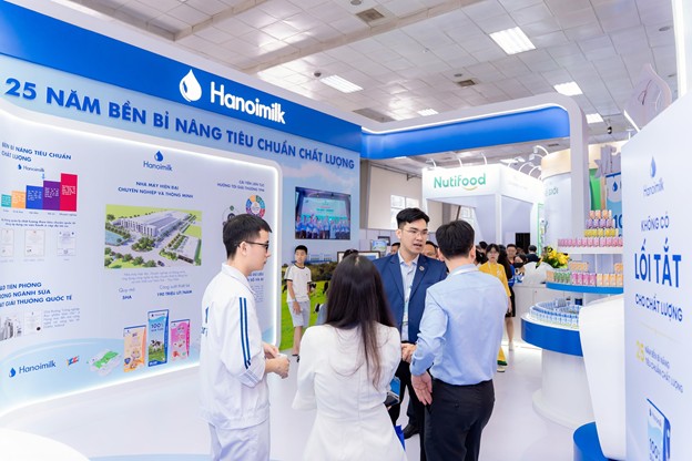 Năng lực sản xuất và tiêu chuẩn chất lượng của Hanoimilk gây ấn tượng với khách tham quan. Ảnh: Hanoimilk
