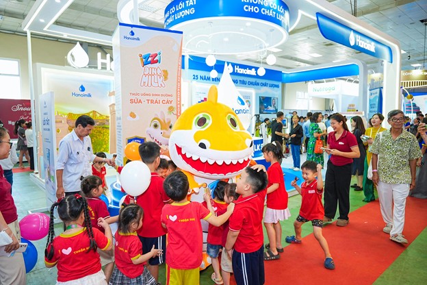 Khách hàng được trực tiếp trải nghiệm và đánh giá cao hương vị và chất lượng của Hanoimilk. Ảnh: Hanoimilk