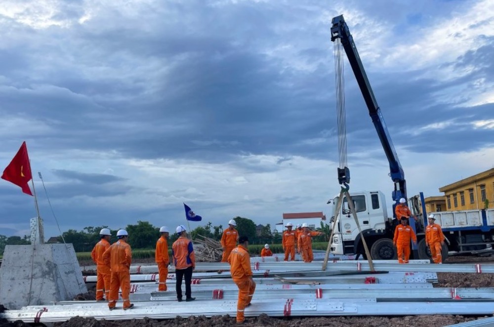 Manpower's report shows the "thirst" for electrical engineer personnel globally. In the photo: The shock force of Ninh Binh Power Company is constructing on the construction site. Photo: Phuong Thao