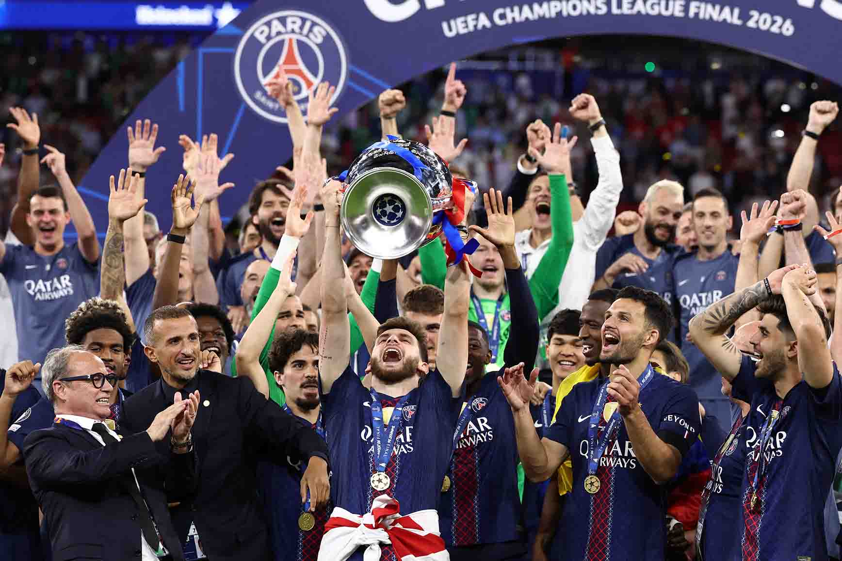 Kvicha Kvaratskhelia lifted the Champions League title for the second time in a row. Photo: AFP