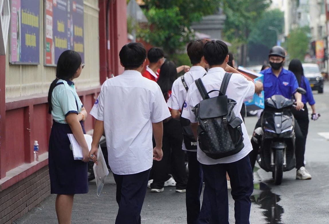 Candidates leave the Colette Secondary School exam site (Xuan Hoa ward) after completing the English exam. Photo: Chan Phuc