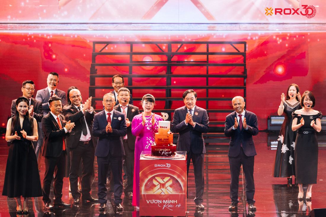 Ban lãnh đạo cùng các cán bộ nhân viên của ROX Group trên sân khấu chúc mừng Tập đoàn tròn 30 tuổi. Ảnh: ROX Group