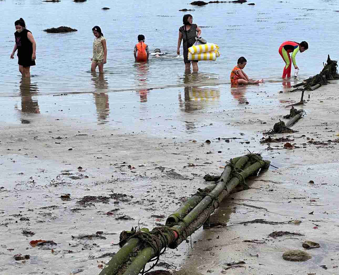 Functional agencies are searching for the owner of the strange pipeline plugged into Hon Chong sea in North Nha Trang. Photo: Huu Long