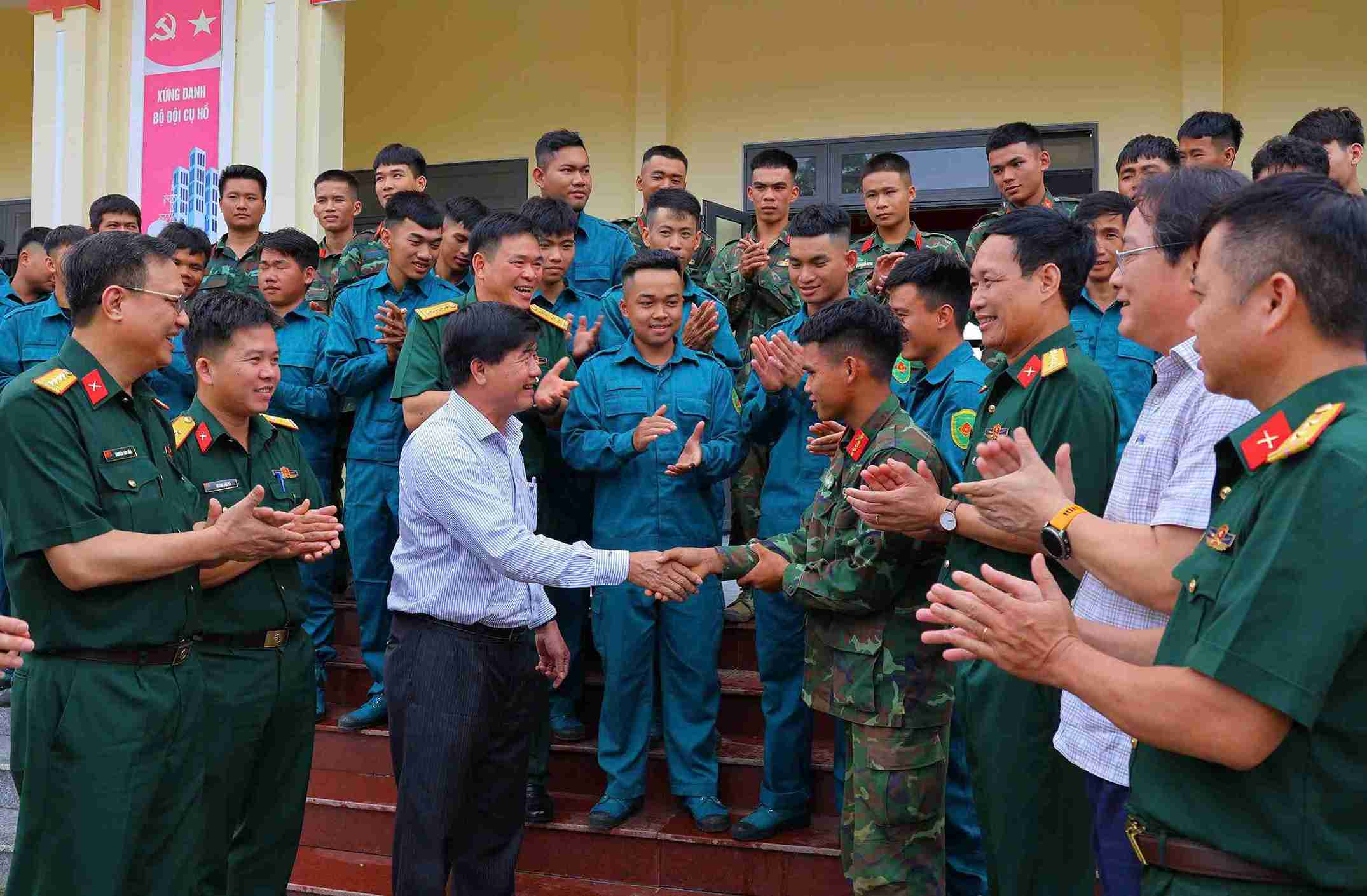 Nearly 100 officers and soldiers were mobilized to support the construction of boarding schools in the Dak Lak border area. Photo: Quynh Anh