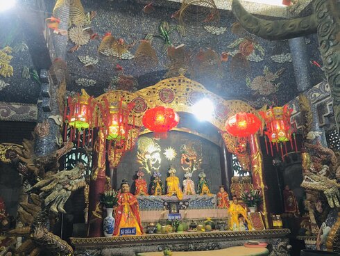 Gian thờ có nhiều họa tiết sặc sỡ và sử dụng loại nhang khoanh đặc trưng của người Hoa. Ảnh: Phạm Tân