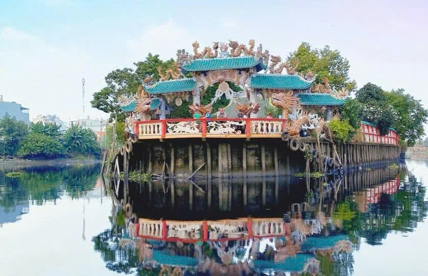 Mieu Noi Pagoda, also known as Phu Chau Temple, is located in the middle of Vam Thuat River. Photo: Ngoc Truong