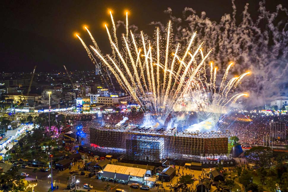 The opening ceremony of the National Tourism Year - Gia Lai 2026 took place on the evening of March 28 at Nguyen Tat Thanh Square, Quy Nhon ward, welcoming about 70,000 people and tourists to attend. Photo: Dung Nhan