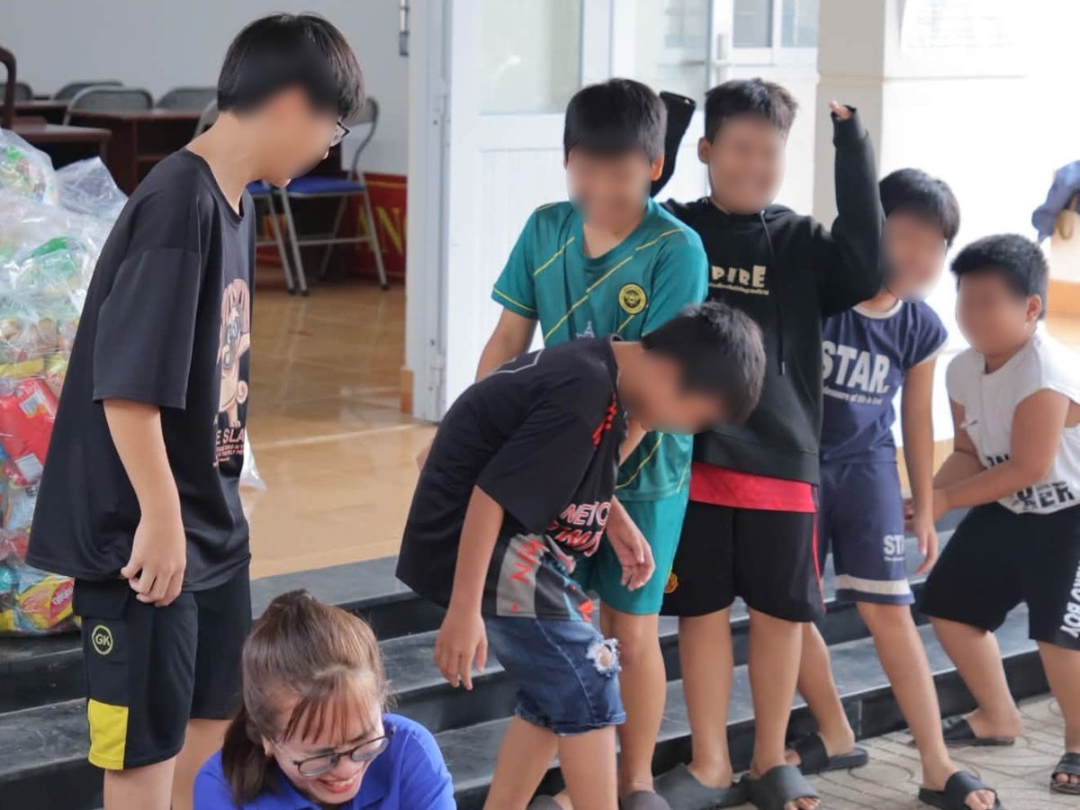 Các em thiếu nhi vui cười rộn rã khi tham gia các trò chơi tập thể vui nhộn. Ảnh: CĐ NT