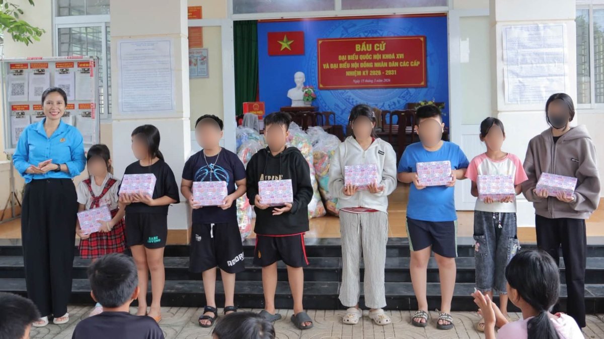 Nghia Thanh Commune Trade Union presents scholarships to children. Photo: NT Trade Union