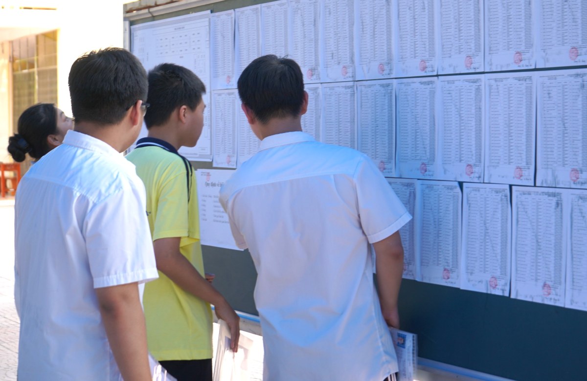 Candidates complete the mass high school entrance exam in Hai Phong. Photo: Mai Dung