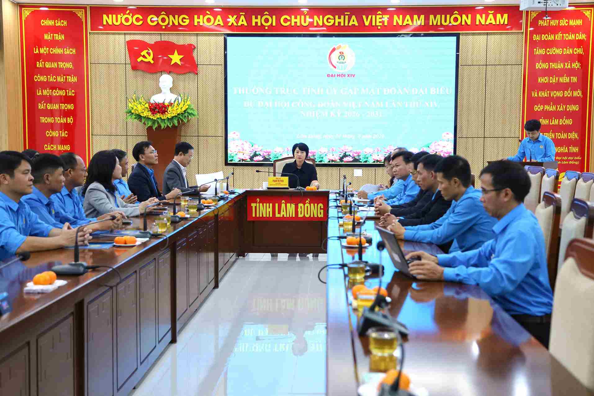 Đồng chí Phạm Thị Phúc, Phó Bí thư Tỉnh ủy, Chủ tịch Ủy ban MTTQ Việt Nam tỉnh Lâm Đồng gặp mặt Đoàn đại biểu Công đoàn tỉnh tham dự Đại hội Công đoàn Việt Nam lần thứ XIV, nhiệm kỳ 2026 - 2031 tại Hà Nội. Ảnh: Linh Thư