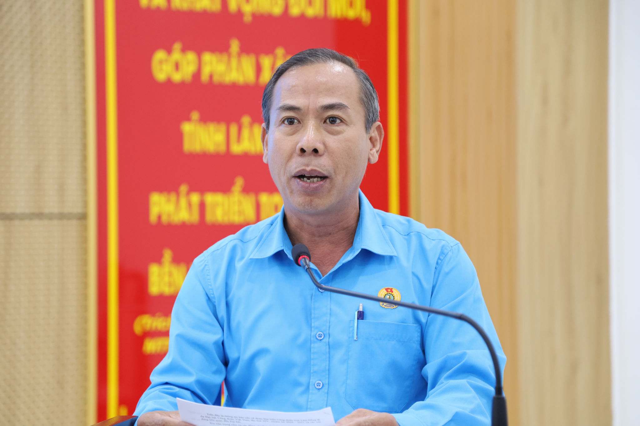 Ông Nguyễn Phú Hoàng, Chủ tịch LĐLĐ tỉnh Lâm Đồng phát biểu tại buổi gặp mặt. Ảnh: Linh Thư