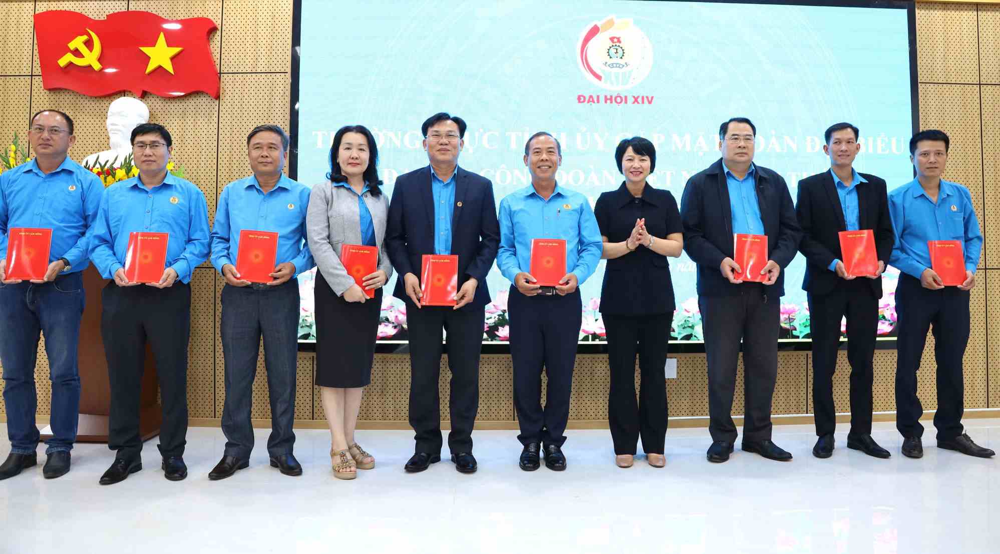 La subsecretaria del Comité del Partido Provincial, presidenta del Comité del Frente de la Patria de Vietnam de la provincia, Pham Thi Phuc, entrega regalos del Comité Permanente del Comité del Partido Provincial a la delegación sindical de Lam Dong para asistir al XIV Congreso Sindical de Vietnam. Foto: Linh Thu