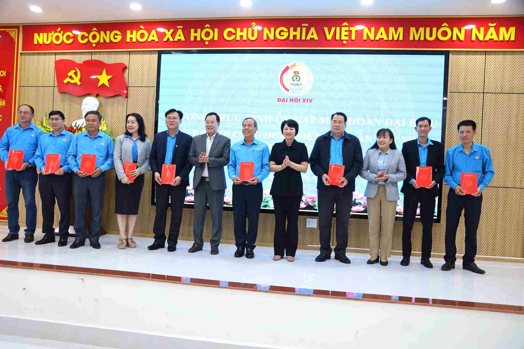 Lãnh đạo tỉnh chụp hình lưu niệm cùng Đoàn đại biểu Công đoàn Lâm Đồng dự Đại hội Công đoàn Việt Nam lần thứ XIV, nhiệm kỳ 2026 - 2031. Ảnh: Linh Thư