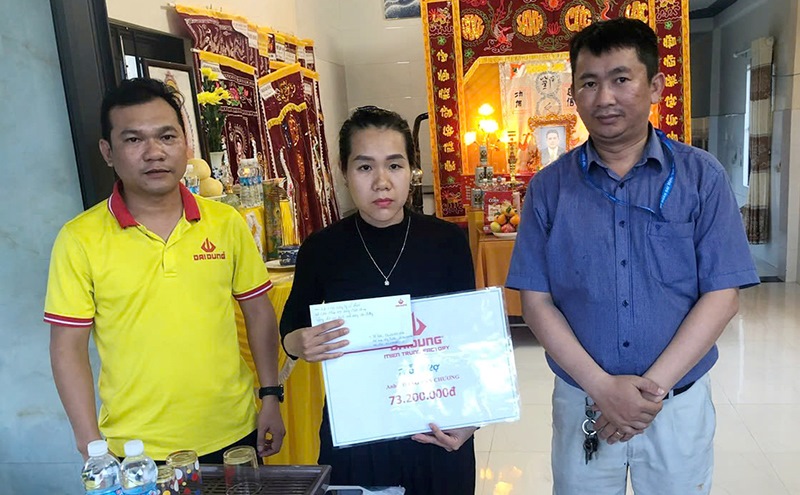 Mr. Le Quang Vu, Chairman of the Company's grassroots Trade Union (far right) visits and provides support to union member Dang Van Chuong's wife. Photo: Dang Khoi