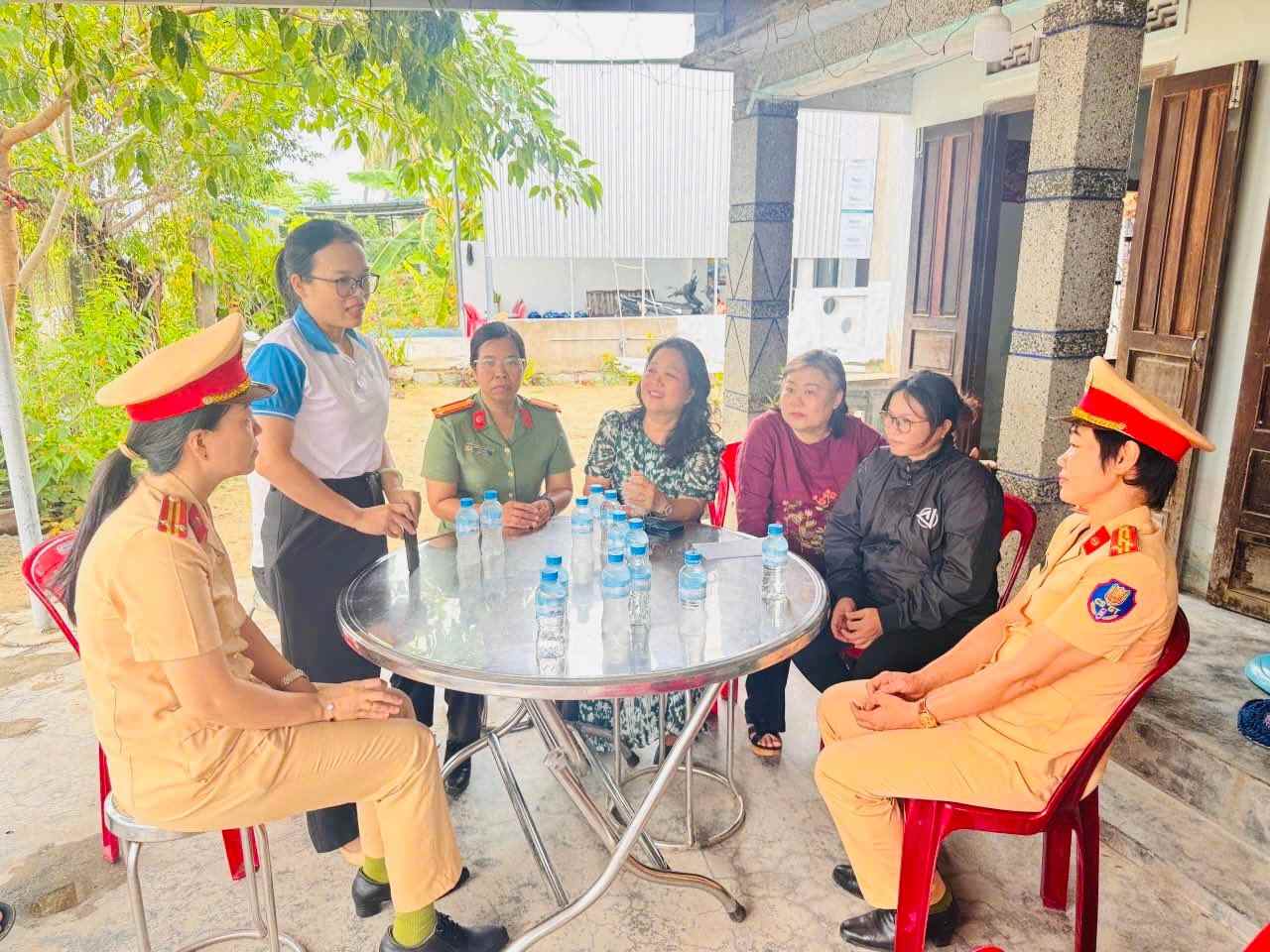 The Traffic Police Women's Union has decided to receive long-term support for disadvantaged students in the area. Photo: Police provided