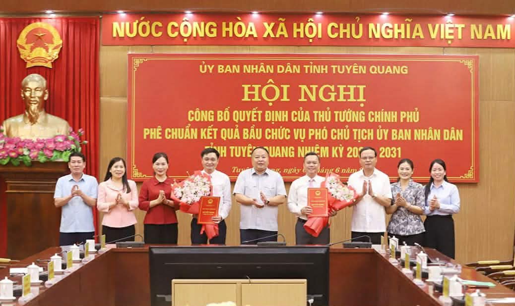 Chủ tịch UBND tỉnh Phan Huy Ngọc chúc mừng 2 Phó Chủ tịch UBND tỉnh. Ảnh: Duy Tuấn