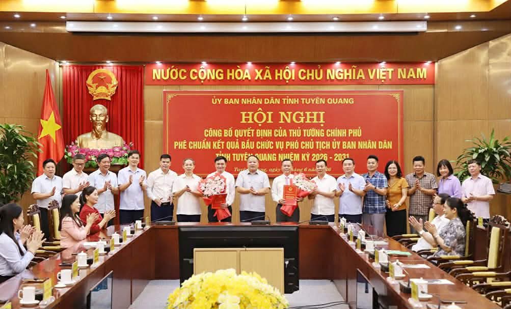 Conference announcing the decision approving the results of the election of 2 new Vice Chairmen of Tuyen Quang Provincial People's Committee. Photo: Duy Tuan
