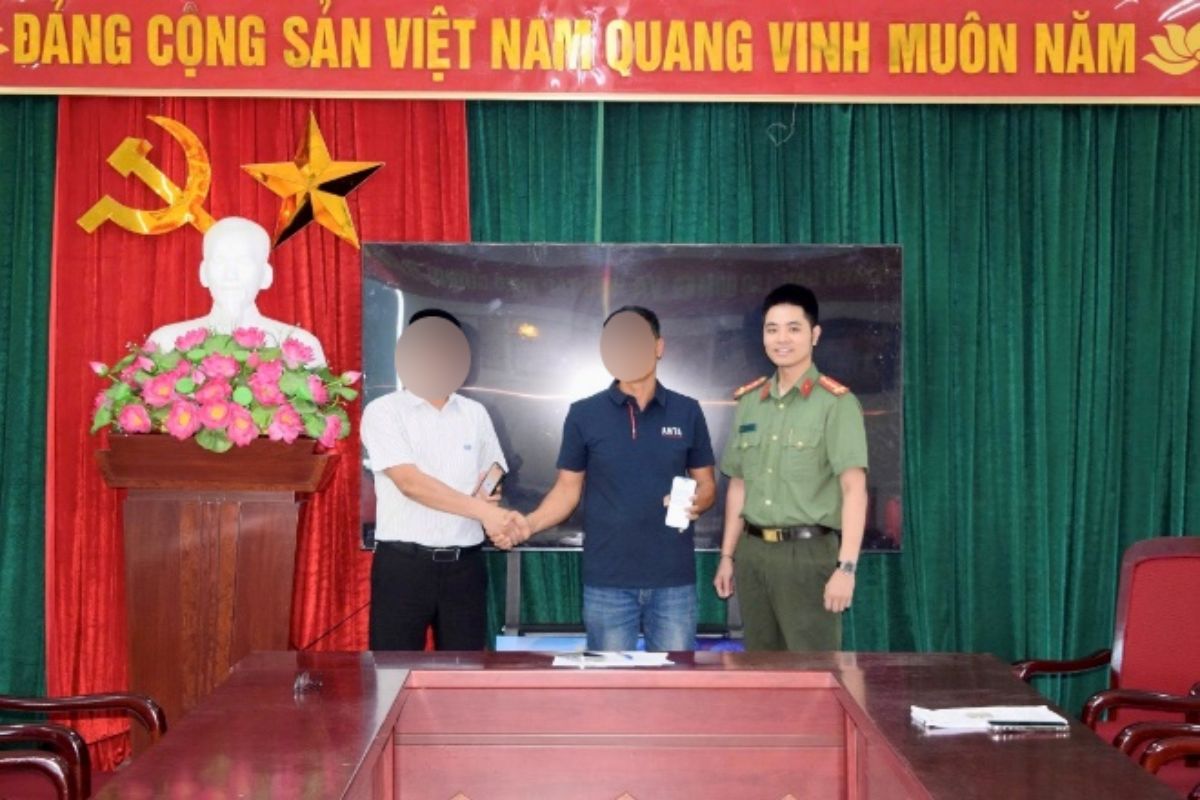 The Cyber Security and High-Tech Crime Prevention Department of Hung Yen Provincial Police supports people to receive back 100 million VND mistakenly transferred. Photo: Hung Yen Police