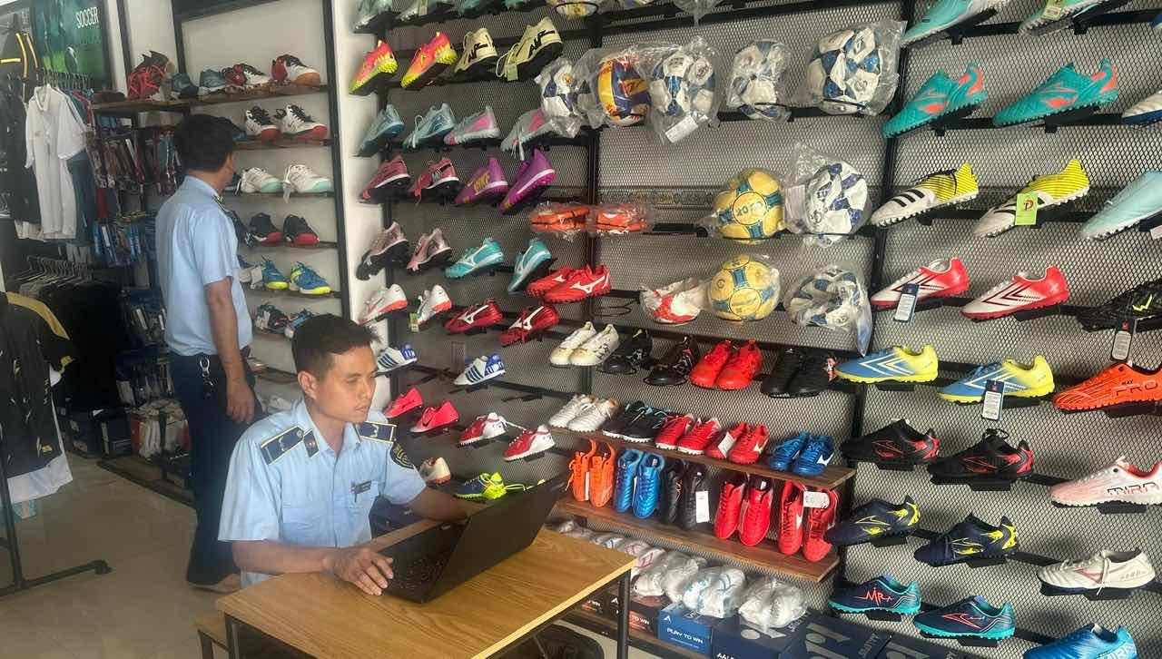 Functional agencies have discovered many counterfeit products of famous brands. Photo: Market Management