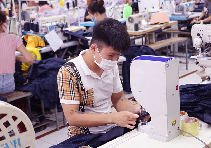 Anh Mạnh mong cán bộ công đoàn can thiệp nhiều hơn đến các quyền lợi và thời gian làm việc của người lao động. Ảnh: Minh Hương. 