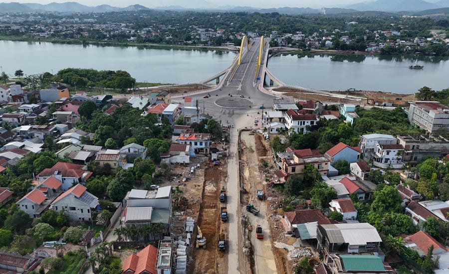 Nguyen Hoang road and Huong River overpass project seen from above. Photo: Nguyen Luan