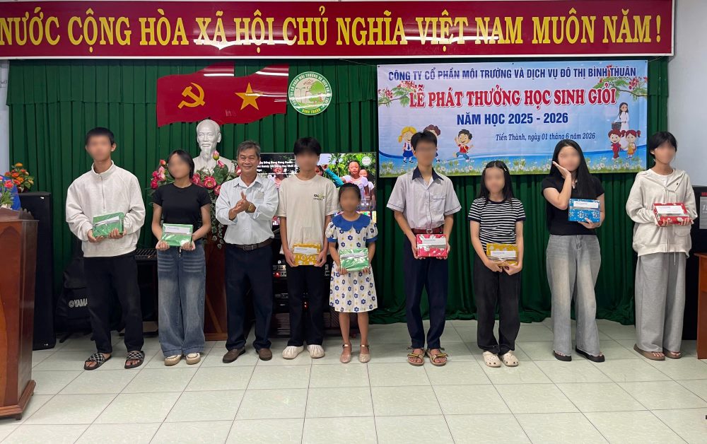 Những suất quà kịp thời động viên tinh thần học tập của con đoàn viên. Ảnh: Phạm Duy 
