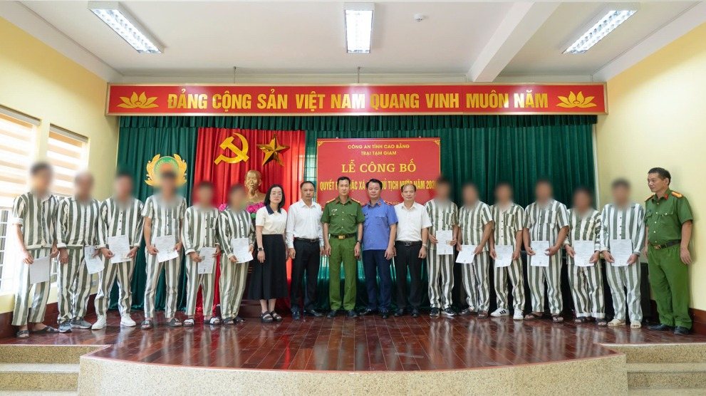 Leaders of units present amnesty decisions to prisoners. Photo: Tri Tue