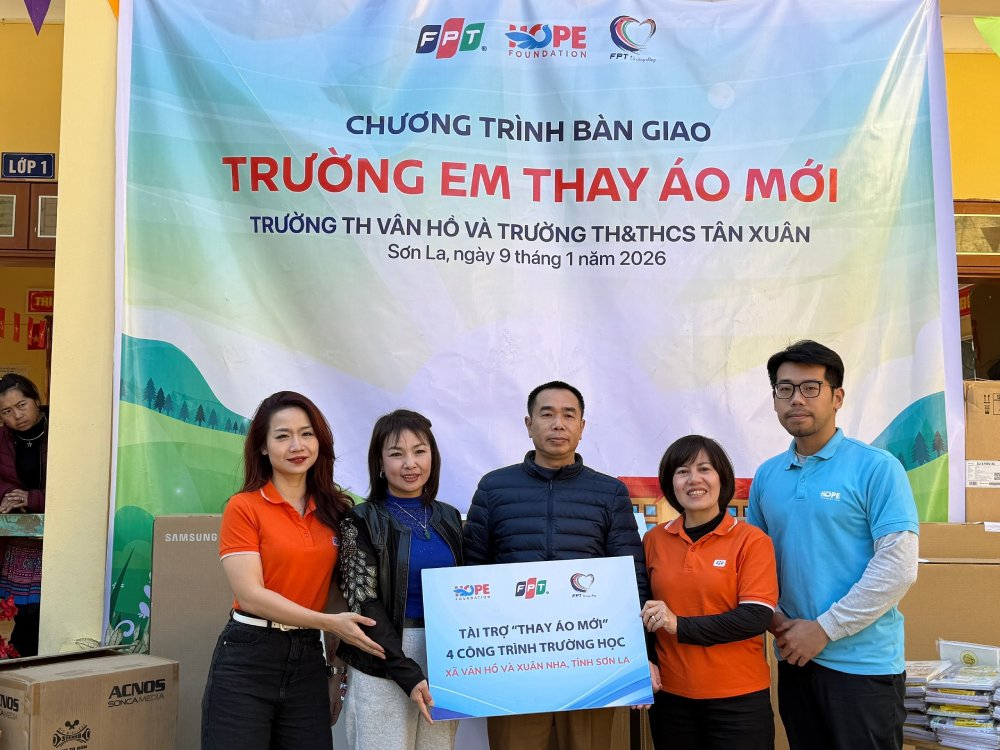 Ms. Tran Thuy Duong - Chairwoman of the Trade Union of FPT University (far left) expects the Vietnam Trade Union to have a large-scale program on AI and digital skills universalization. Photo: NVCC