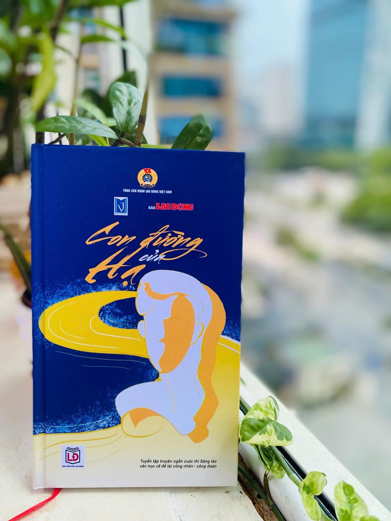 Collection of short story works that won prizes at the 2023 literary writing contest about workers and trade unions. Photo: Mi Lan