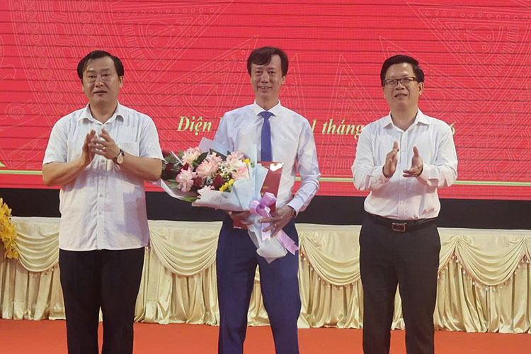 Mr. Pham The Xuyen receives the decision to appoint Deputy Principal of the Provincial Political School from leaders of Dien Bien province. Photo: Nguyen Hang