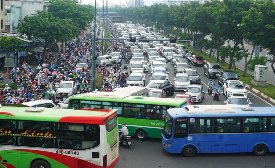 Ho Chi Minh City proposes a mechanism for self-determination to limit private cars entering the center, applying fees to reduce congestion. Photo: Minh Quan