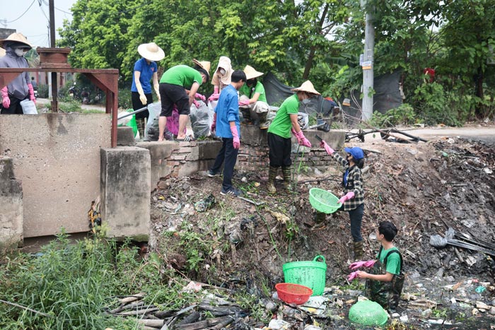 Hanoi Green group cooperates with young people to clean up garbage in the polluted ditch area of Dai Thanh commune, Hanoi City. Photo: Duong Anh