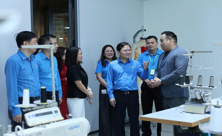 Member of the Party Central Committee, Chairman of the Vietnam General Confederation of Labor Nguyen Anh Tuan (third from right) exchanges with Mr. Desmond Tan - Director of Star Fashion Co., Ltd. Factory (Phu Nghia Industrial Park, Phu Nghia Ward, Hanoi) about human resources and improving labor productivity. Photo: Hai Nguyen